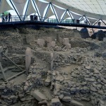 Foto Nicoloro G.   06/07/2019   Sanliurfa ( Sud-Est Turchia )  Gli scavi di Gobekli Tepe, collina tondeggiante in turco, sono il luogo di culto piu\' antico mai ritrovato dall\' uomo. Il tempio risale a 12.000 anni fa, ancora prima della creazione della ruota. Patrimonio dell\' Unesco e\' stato inaugurato il 10/03/2019 e aperto al pubblico. Contiene obelischi alti tra 3 e 6 metri con un peso tra le 40 e le 60 tonnellate, con incisioni raffiguranti animali e simboli astratti. Sono posti tra mura dallo sviluppo ovale o circolare. nella foto alcuni degli obelischi riportati alla luce.