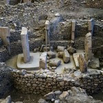 Foto Nicoloro G.   06/07/2019   Sanliurfa ( Sud-Est Turchia )  Gli scavi di Gobekli Tepe, collina tondeggiante in turco, sono il luogo di culto piu\' antico mai ritrovato dall\' uomo. Il tempio risale a 12.000 anni fa, ancora prima della creazione della ruota. Patrimonio dell\' Unesco e\' stato inaugurato il 10/03/2019 e aperto al pubblico. Contiene obelischi alti tra 3 e 6 metri con un peso tra le 40 e le 60 tonnellate, con incisioni raffiguranti animali e simboli astratti. Sono posti tra mura dallo sviluppo ovale o circolare. nella foto alcuni degli obelischi riportati alla luce.