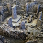 Foto Nicoloro G.   06/07/2019   Sanliurfa ( Sud-Est Turchia )  Gli scavi di Gobekli Tepe, collina tondeggiante in turco, sono il luogo di culto piu\' antico mai ritrovato dall\' uomo. Il tempio risale a 12.000 anni fa, ancora prima della creazione della ruota. Patrimonio dell\' Unesco e\' stato inaugurato il 10/03/2019 e aperto al pubblico. Contiene obelischi alti tra 3 e 6 metri con un peso tra le 40 e le 60 tonnellate, con incisioni raffiguranti animali e simboli astratti. Sono posti tra mura dallo sviluppo ovale o circolare. nella foto alcuni degli obelischi riportati alla luce.