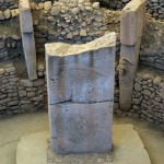 Foto Nicoloro G.   06/07/2019   Sanliurfa ( Sud-Est Turchia )  Gli scavi di Gobekli Tepe, collina tondeggiante in turco, sono il luogo di culto piu\' antico mai ritrovato dall\' uomo. Il tempio risale a 12.000 anni fa, ancora prima della creazione della ruota. Patrimonio dell\' Unesco e\' stato inaugurato il 10/03/2019 e aperto al pubblico. Contiene obelischi alti tra 3 e 6 metri con un peso tra le 40 e le 60 tonnellate, con incisioni raffiguranti animali e simboli astratti. Sono posti tra mura dallo sviluppo ovale o circolare. nella foto uno degli obelischi con incise figure di animali e simboli astratti.