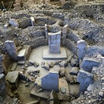 Foto Nicoloro G.   06/07/2019   Sanliurfa ( Sud-Est Turchia )  Gli scavi di Gobekli Tepe, collina tondeggiante in turco, sono il luogo di culto piu\' antico mai ritrovato dall\' uomo. Il tempio risale a 12.000 anni fa, ancora prima della creazione della ruota. Patrimonio dell\' Unesco e\' stato inaugurato il 10/03/2019 e aperto al pubblico. Contiene obelischi alti tra 3 e 6 metri con un peso tra le 40 e le 60 tonnellate, con incisioni raffiguranti animali e simboli astratti. Sono posti tra mura dallo sviluppo ovale o circolare. nella foto alcuni degli obelischi riportati alla luce.