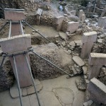 Foto Nicoloro G.   06/07/2019   Sanliurfa ( Sud-Est Turchia )  Gli scavi di Gobekli Tepe, collina tondeggiante in turco, sono il luogo di culto piu' antico mai ritrovato dall' uomo. Il tempio risale a 12.000 anni fa, ancora prima della creazione della ruota. Patrimonio dell' Unesco e' stato inaugurato il 10/03/2019 e aperto al pubblico. Contiene obelischi alti tra 3 e 6 metri con un peso tra le 40 e le 60 tonnellate, con incisioni raffiguranti animali e simboli astratti. Sono posti tra mura dallo sviluppo ovale o circolare. nella foto alcuni degli obelischi riportati alla luce.