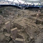 Foto Nicoloro G.   06/07/2019   Sanliurfa ( Sud-Est Turchia )  Gli scavi di Gobekli Tepe, collina tondeggiante in turco, sono il luogo di culto piu' antico mai ritrovato dall' uomo. Il tempio risale a 12.000 anni fa, ancora prima della creazione della ruota. Patrimonio dell' Unesco e' stato inaugurato il 10/03/2019 e aperto al pubblico. Contiene obelischi alti tra 3 e 6 metri con un peso tra le 40 e le 60 tonnellate, con incisioni raffiguranti animali e simboli astratti. Sono posti tra mura dallo sviluppo ovale o circolare. nella foto alcuni degli obelischi riportati alla luce.