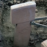 Foto Nicoloro G.   06/07/2019   Sanliurfa ( Sud-Est Turchia )  Gli scavi di Gobekli Tepe, collina tondeggiante in turco, sono il luogo di culto piu' antico mai ritrovato dall' uomo. Il tempio risale a 12.000 anni fa, ancora prima della creazione della ruota. Patrimonio dell' Unesco e' stato inaugurato il 10/03/2019 e aperto al pubblico. Contiene obelischi alti tra 3 e 6 metri con un peso tra le 40 e le 60 tonnellate, con incisioni raffiguranti animali e simboli astratti. Sono posti tra mura dallo sviluppo ovale o circolare. nella foto uno degli obelischi con incise figure di animali e simboli astratti.