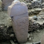 Foto Nicoloro G.   06/07/2019   Sanliurfa ( Sud-Est Turchia )  Gli scavi di Gobekli Tepe, collina tondeggiante in turco, sono il luogo di culto piu' antico mai ritrovato dall' uomo. Il tempio risale a 12.000 anni fa, ancora prima della creazione della ruota. Patrimonio dell' Unesco e' stato inaugurato il 10/03/2019 e aperto al pubblico. Contiene obelischi alti tra 3 e 6 metri con un peso tra le 40 e le 60 tonnellate, con incisioni raffiguranti animali e simboli astratti. Sono posti tra mura dallo sviluppo ovale o circolare. nella foto uno degli obelischi con incise figure di animali e simboli astratti.