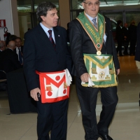 Foto Nicoloro G. 05/04/2013 Rimini Edizione 2013 dell’ assise del Grande Oriente d’ Italia che ha come tema ” Liberi di costruire. Responsabilità, partecipazione e rinnovamento “. nella foto Due massoni indossano il tradizionale grembiule
