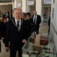 Foto Nicoloro G.  10/04/2015  Rimini    Assise annuale del Grande Oriente d\' Italia, la più importante istituzione massonica italiana, dal titolo \" Il coraggio delle idee, la costanza delle azioni \". nella foto il Gran Maestro Stefano Bisi davanti alla teca con i cimeli di Giuseppe Garibaldi appartenuti a Bettino Craxi.