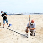 Foto Nicoloro G.   19-05-2020   Marina di Ravenna   Con l\' imminente riapertura degli stabilimenti balneari i gestori dei bagni si apprestano a metterli in sicurezza e a norma. nella foto operazioni di posizionamento dei paletti per gli ombrelloni con misurazione di distanza e allineamento.