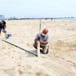Foto Nicoloro G.   19-05-2020   Marina di Ravenna   Con l\' imminente riapertura degli stabilimenti balneari i gestori dei bagni si apprestano a metterli in sicurezza e a norma. nella foto operazioni di posizionamento dei paletti per gli ombrelloni con misurazione di distanza e allineamento.