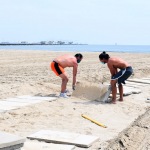 Foto Nicoloro G.   19-05-2020   Marina di Ravenna   Con l\' imminente riapertura degli stabilimenti balneari i gestori dei bagni si apprestano a metterli in sicurezza e a norma. nella foto operazione di posizionamento di lastroni a formare passerelle per raggiumgere il mare.