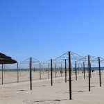Foto Nicoloro G.   21-05-2020   Marina di Ravenna   Con l' imminente riapertura degli stabilimenti balneari i gestori dei bagni si apprestano a metterli in sicurezza e a norma. nella foto filari di ombrelloni posizionati a norma e pronti per essere ricoperti.