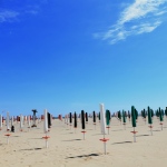 Foto Nicoloro G.   21-05-2020   Marina di Ravenna   Con l' imminente riapertura degli stabilimenti balneari i gestori dei bagni si apprestano a metterli in sicurezza e a norma. nella foto filari di ombrelloni pronti per essere utilizzati nel rispetto delle norme.