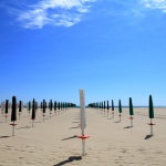Foto Nicoloro G.   21-05-2020   Marina di Ravenna   Con l' imminente riapertura degli stabilimenti balneari i gestori dei bagni si apprestano a metterli in sicurezza e a norma. nella foto filari di ombrelloni pronti per essere utilizzati nel rispetto delle norme.