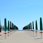 Foto Nicoloro G.   21-05-2020   Marina di Ravenna   Con l' imminente riapertura degli stabilimenti balneari i gestori dei bagni si apprestano a metterli in sicurezza e a norma. nella foto filari di ombrelloni pronti per essere utilizzati nel rispetto delle norme.