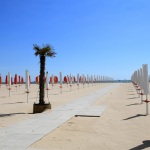 Foto Nicoloro G.   21-05-2020   Marina di Ravenna   Con l' imminente riapertura degli stabilimenti balneari i gestori dei bagni si apprestano a metterli in sicurezza e a norma. nella foto filari di ombrelloni pronti per essere utilizzati nel rispetto delle norme.
