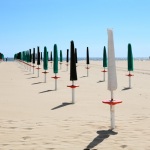 Foto Nicoloro G.   21-05-2020   Marina di Ravenna   Con l' imminente riapertura degli stabilimenti balneari i gestori dei bagni si apprestano a metterli in sicurezza e a norma. nella foto filari di ombrelloni pronti per essere utilizzati nel rispetto delle norme.
