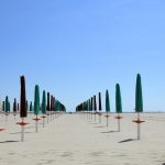 Foto Nicoloro G.   21-05-2020   Marina di Ravenna   Con l' imminente riapertura degli stabilimenti balneari i gestori dei bagni si apprestano a metterli in sicurezza e a norma. nella foto filari di ombrelloni pronti per essere utilizzati nel rispetto delle norme.