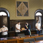Foto Nicoloro G.   30/04/2021   Ravenna   Le istituzioni di Ravenna hanno voluto incontrare e celebrare i partecipanti alla America\'s Cup con il team di Luna Rossa in quanto soci del Circolo velico Ravennate. L\' incontro e\' stato denominato \' il Folle Volo \' per ricordare l\' impresa tentata dall\' equipaggio di Ulisse descritta da Dante nel XXVI canto dell\' Inferno. nella foto la consegna dei riconoscimenti con il sindaco di Ravenna Michele de Pascale tra, da sinistra, Andrea Bazzini, Jacopo Plazzi e Umberto Molineris.
