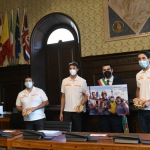 Foto Nicoloro G.   30/04/2021   Ravenna   Le istituzioni di Ravenna hanno voluto incontrare e celebrare i partecipanti alla America\'s Cup con il team di Luna Rossa in quanto soci del Circolo velico Ravennate. L\' incontro e\' stato denominato \' il Folle Volo \' per ricordare l\' impresa tentata dall\' equipaggio di Ulisse descritta da Dante nel XXVI canto dell\' Inferno. nella foto il sindaco di Ravenna Michele de Pascale riceve una foto ricordo dell\' incontro da parte di, da sinistra, Andrea Bazzini, Jacopo Plazzi e Umberto Molineris.