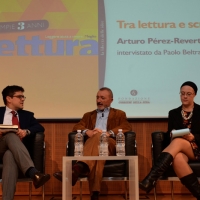 Foto Nicoloro G. 16/11/2014 Milano Serata dedicata ai tre anni dell' inserto domenicale del Corriere della Sera " La Lettura ". nella foto al centro lo scrittore spagnolo Arturo Perez-Reverte intervistato dal giornalista Paolo Beltramin e a destra la giovane traduttrice.