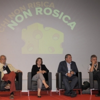 Foto Nicoloro G. 12/10/2011 Milano Nona edizione dello " IAB Forum " che quest' anno ruota intorno al concept " The New Normal ", due aggettivi antitetici per significare da un lato la raggiunta maturita' di Internet e dall' altro l' importanza dell' innovazione. nella foto Gad Lerner – Lucia Annunziata – Paolo Ainio – Luca Sofri