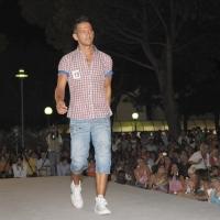 Foto Nicoloro G. 19/08/2010 Gatteo Mare (FC) Finale della sedicesima edizione di "Il babbo più bello d' Italia" tra sedici concorrenti che si contendono la palma di babbo più bello sfidandosi in simpatia, prestanza e prove di canto, preparazione di pasta fatta a mano o cambio del pannolino ad un bambolotto. nella foto Marco Citterio mentre sfila