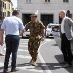 Foto Nicoloro G.   12/07/2023   Ravenna   Il commissario al post-alluvione generale Francesco Paolo Figliuolo a Ravenna incontra i sindaci dei comuni alluvionati. nella foto il sindaco di Ravenna Michele de Pascale accoglie il generale Figliuolo al suo arrivo a Ravenna.