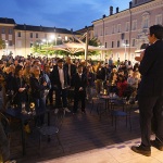 Foto Nicoloro G.   27/05/2025   Ravenna   Il neo sindaco di Ravenna incontra in piazza la cittadinanza per ringraziare dopo la vittoria al primo turno delle elezioni amministrative. nella foto il neo sindaco di Ravenna Alessandro Barattoni.