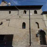 Foto Nicoloro G. 14/09/2013 Ravenna Nel giorno anniversario della morte di Dante Alighieri, avvenuta il 14 settembre 1321, un viaggio in treno tra Ravenna e Firenze, le due città che videro la nascita e la morte del Sommo Poeta. Un viaggio a ritroso con quello che è stato ribattezzato " il treno di Dante " percorrendo la prima Ferrovia Transappenninica, che quest' anno compie 120 anni, e una sorta di gemellaggio fra i luoghi danteschi delle due città. nella foto Ravenna, Casa dei Polentani   