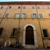 Foto Nicoloro G. 14/09/2013 Ravenna Nel giorno anniversario della morte di Dante Alighieri, avvenuta il 14 settembre 1321, un viaggio in treno tra Ravenna e Firenze, le due città che videro la nascita e la morte del Sommo Poeta. Un viaggio a ritroso con quello che è stato ribattezzato " il treno di Dante " percorrendo la prima Ferrovia Transappenninica, che quest' anno compie 120 anni, e una sorta di gemellaggio fra i luoghi danteschi delle due città. nella foto Ravenna, Palazzo Lovatelli  