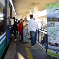 Foto Nicoloro G. 14/09/2013 Ravenna Nel giorno anniversario della morte di Dante Alighieri, avvenuta il 14 settembre 1321, un viaggio in treno tra Ravenna e Firenze, le due città che videro la nascita e la morte del Sommo Poeta. Un viaggio a ritroso con quello che è stato ribattezzato " il treno di Dante " percorrendo la prima Ferrovia Transappenninica, che quest' anno compie 120 anni, e una sorta di gemellaggio fra i luoghi danteschi delle due città. nella foto La partenza dalla stazione di Ravenna 