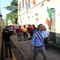Foto Nicoloro G. 14/09/2013 Ravenna Nel giorno anniversario della morte di Dante Alighieri, avvenuta il 14 settembre 1321, un viaggio in treno tra Ravenna e Firenze, le due città che videro la nascita e la morte del Sommo Poeta. Un viaggio a ritroso con quello che è stato ribattezzato " il treno di Dante " percorrendo la prima Ferrovia Transappenninica, che quest' anno compie 120 anni, e una sorta di gemellaggio fra i luoghi danteschi delle due città. nella foto Davide Missiroli, alla fermata alla stazione di Brisighella  