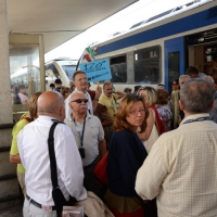Foto Nicoloro G. 14/09/2013 Ravenna Nel giorno anniversario della morte di Dante Alighieri, avvenuta il 14 settembre 1321, un viaggio in treno tra Ravenna e Firenze, le due città che videro la nascita e la morte del Sommo Poeta. Un viaggio a ritroso con quello che è stato ribattezzato " il treno di Dante " percorrendo la prima Ferrovia Transappenninica, che quest' anno compie 120 anni, e una sorta di gemellaggio fra i luoghi danteschi delle due città. nella foto Arrivo alla stazione di Firenze 