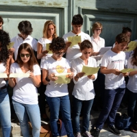 Foto Nicoloro G. 14/09/2013 Ravenna Nel giorno anniversario della morte di Dante Alighieri, avvenuta il 14 settembre 1321, un viaggio in treno tra Ravenna e Firenze, le due città che videro la nascita e la morte del Sommo Poeta. Un viaggio a ritroso con quello che è stato ribattezzato " il treno di Dante " percorrendo la prima Ferrovia Transappenninica, che quest' anno compie 120 anni, e una sorta di gemellaggio fra i luoghi danteschi delle due città. nella foto Letture di Dante davanti alla Chiesa di Santa Maria Novella   
