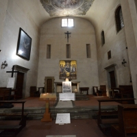 Foto Nicoloro G. 14/09/2013 Ravenna Nel giorno anniversario della morte di Dante Alighieri, avvenuta il 14 settembre 1321, un viaggio in treno tra Ravenna e Firenze, le due città che videro la nascita e la morte del Sommo Poeta. Un viaggio a ritroso con quello che è stato ribattezzato " il treno di Dante " percorrendo la prima Ferrovia Transappenninica, che quest' anno compie 120 anni, e una sorta di gemellaggio fra i luoghi danteschi delle due città. nella foto Interno della chiesa di Santa Margherita, conosciuta come la Chiesa di Dante