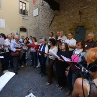 Foto Nicoloro G. 14/09/2013 Ravenna Nel giorno anniversario della morte di Dante Alighieri, avvenuta il 14 settembre 1321, un viaggio in treno tra Ravenna e Firenze, le due città che videro la nascita e la morte del Sommo Poeta. Un viaggio a ritroso con quello che è stato ribattezzato " il treno di Dante " percorrendo la prima Ferrovia Transappenninica, che quest' anno compie 120 anni, e una sorta di gemellaggio fra i luoghi danteschi delle due città. nella foto Letture di Dante sotto la casa del Sommo Poeta  