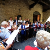 Foto Nicoloro G. 14/09/2013 Ravenna Nel giorno anniversario della morte di Dante Alighieri, avvenuta il 14 settembre 1321, un viaggio in treno tra Ravenna e Firenze, le due città che videro la nascita e la morte del Sommo Poeta. Un viaggio a ritroso con quello che è stato ribattezzato " il treno di Dante " percorrendo la prima Ferrovia Transappenninica, che quest' anno compie 120 anni, e una sorta di gemellaggio fra i luoghi danteschi delle due città. nella foto Letture di Dante sotto la casa del Sommo Poeta   