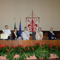 Foto Nicoloro G. 14/09/2013 Ravenna Nel giorno anniversario della morte di Dante Alighieri, avvenuta il 14 settembre 1321, un viaggio in treno tra Ravenna e Firenze, le due città che videro la nascita e la morte del Sommo Poeta. Un viaggio a ritroso con quello che è stato ribattezzato " il treno di Dante " percorrendo la prima Ferrovia Transappenninica, che quest' anno compie 120 anni, e una sorta di gemellaggio fra i luoghi danteschi delle due città. nella foto Il saluto degli Amministratori fiorentini agli Amministratori dei comuni situati lungo la ferrovia Faentina nella sala dei  Duecento in Palazzo Vecchio. Si riconoscono Patrizia Randi – Andrea Sartoni – Sergio Givone – Francesco Lasi – Mario Bedeschi 