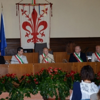 Foto Nicoloro G. 14/09/2013 Ravenna Nel giorno anniversario della morte di Dante Alighieri, avvenuta il 14 settembre 1321, un viaggio in treno tra Ravenna e Firenze, le due città che videro la nascita e la morte del Sommo Poeta. Un viaggio a ritroso con quello che è stato ribattezzato " il treno di Dante " percorrendo la prima Ferrovia Transappenninica, che quest' anno compie 120 anni, e una sorta di gemellaggio fra i luoghi danteschi delle due città. nella foto Patrizia Randi – Andrea Sartoni – Sergio Givone – Francesco Lasi – Mario Bedeschi  