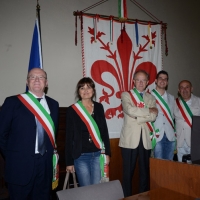 Foto Nicoloro G. 14/09/2013 Ravenna Nel giorno anniversario della morte di Dante Alighieri, avvenuta il 14 settembre 1321, un viaggio in treno tra Ravenna e Firenze, le due città che videro la nascita e la morte del Sommo Poeta. Un viaggio a ritroso con quello che è stato ribattezzato " il treno di Dante " percorrendo la prima Ferrovia Transappenninica, che quest' anno compie 120 anni, e una sorta di gemellaggio fra i luoghi danteschi delle due città. nella foto Francesco Lasi – Patrizia Randi – Sergio Givone – Andrea Sartoni – Mario Bedeschi 
