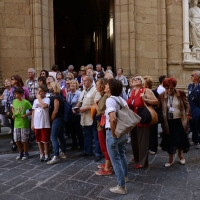 Foto Nicoloro G. 14/09/2013 Ravenna Nel giorno anniversario della morte di Dante Alighieri, avvenuta il 14 settembre 1321, un viaggio in treno tra Ravenna e Firenze, le due città che videro la nascita e la morte del Sommo Poeta. Un viaggio a ritroso con quello che è stato ribattezzato " il treno di Dante " percorrendo la prima Ferrovia Transappenninica, che quest' anno compie 120 anni, e una sorta di gemellaggio fra i luoghi danteschi delle due città. nella foto Il tour per le strade di Firenze continua  