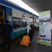 Foto Nicoloro G. 14/09/2013 Ravenna Nel giorno anniversario della morte di Dante Alighieri, avvenuta il 14 settembre 1321, un viaggio in treno tra Ravenna e Firenze, le due città che videro la nascita e la morte del Sommo Poeta. Un viaggio a ritroso con quello che è stato ribattezzato " il treno di Dante " percorrendo la prima Ferrovia Transappenninica, che quest' anno compie 120 anni, e una sorta di gemellaggio fra i luoghi danteschi delle due città. nella foto La partenza dalla stazione di Firenze