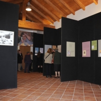 Foto Nicoloro G. 21/03/2011 Milano E’ stata aperta ufficialmente la ” Casa Merini. Atelier della parola giovane “. Nella palazzina a due piani di via Magolfa, che fu una tabaccheria comunale, la Casa-museo ripercorre con foto, pannelli e stralci dei suoi scritti la vita della poetessa. Inoltre e’ stata ricostruita la camera da letto della poetessa con tutti i suoi effetti personali. Il salone al piano terra sara’ luogo di incontri, dibattiti e corsi per giovani poeti. nella foto Una sala della Casa-museo e visitatori
