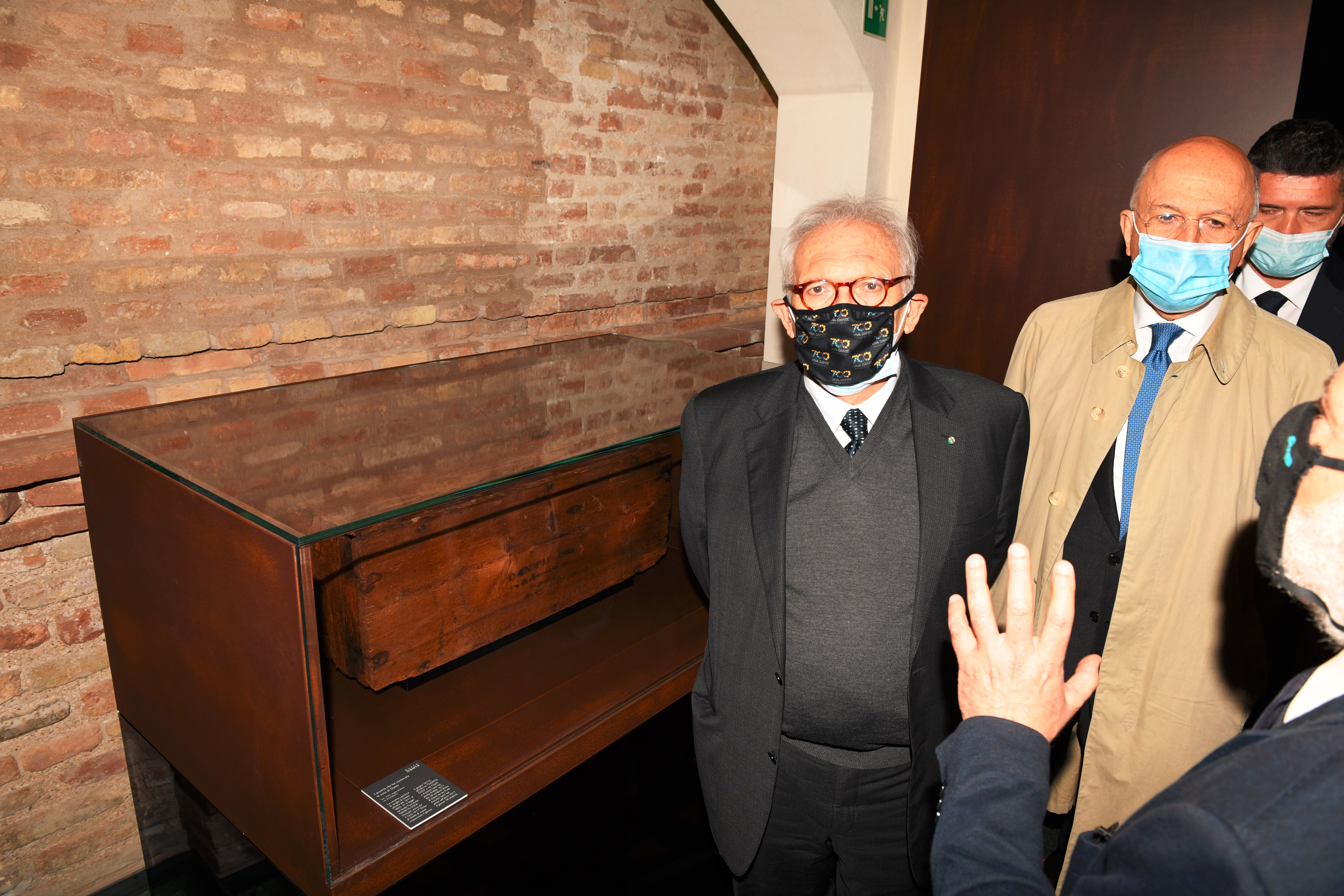 15/05/2021   Ravenna  Inaugurazione del Museo Dante alla presenza del ministro dell\' Istruzione. nella foto il ministro Patrizio Bianchi davanti alla cassetta in legno d\' ebano che contenne le spoglie di Dante dal 1677 al 1865, anno del suo ritrovamento.