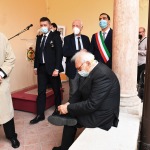 15/05/2021   Ravenna  Inaugurazione del Museo Dante alla presenza del ministro dell' Istruzione. nella foto siparietto del ministro Patrizio Bianchi che si allaccia una scarpa.
