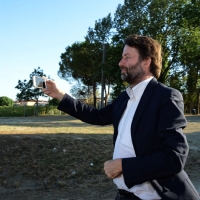 Foto Nicoloro G.  28/07/2015   Ravenna   Il ministro dei Beni e delle AttivitÃ  culturali inaugura il nuovo sito archeologico dell' Antico Porto di Classe. nella foto il ministro Dario Franceschini durante la sua visita al sito fa delle foto ricordo.