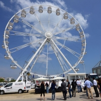 Foto Nicoloro G 29/06/2013 Marina di Ravenna E' stata inaugurata la ruota panoramica itinerante più grande d' Europa. Costruita in Italia dalla Technical Park è alta 50 metri, con 38 poltroncine per un totale di 138 posti. Dopo essere stata a Parigi, Vienna, Bruxelles, Madrid resterà a Marina di Ravenna fino a tutto Agosto. nella foto La ruota panoramica