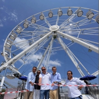 Foto Nicoloro G 29/06/2013 Marina di Ravenna E' stata inaugurata la ruota panoramica itinerante più grande d' Europa. Costruita in Italia dalla Technical Park è alta 50 metri, con 38 poltroncine per un totale di 138 posti. Dopo essere stata a Parigi, Vienna, Bruxelles, Madrid resterà a Marina di Ravenna fino a tutto Agosto. nella foto La ruota panoramica