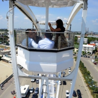 Foto Nicoloro G 29/06/2013 Marina di Ravenna E' stata inaugurata la ruota panoramica itinerante più grande d' Europa. Costruita in Italia dalla Technical Park è alta 50 metri, con 38 poltroncine per un totale di 138 posti. Dopo essere stata a Parigi, Vienna, Bruxelles, Madrid resterà a Marina di Ravenna fino a tutto Agosto. nella foto Una poltroncina in movimento con il suo carico ...