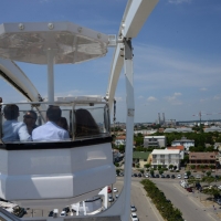 Foto Nicoloro G 29/06/2013 Marina di Ravenna E' stata inaugurata la ruota panoramica itinerante più grande d' Europa. Costruita in Italia dalla Technical Park è alta 50 metri, con 38 poltroncine per un totale di 138 posti. Dopo essere stata a Parigi, Vienna, Bruxelles, Madrid resterà a Marina di Ravenna fino a tutto Agosto. nella foto Una poltroncina in movimento con il suo carico ...
